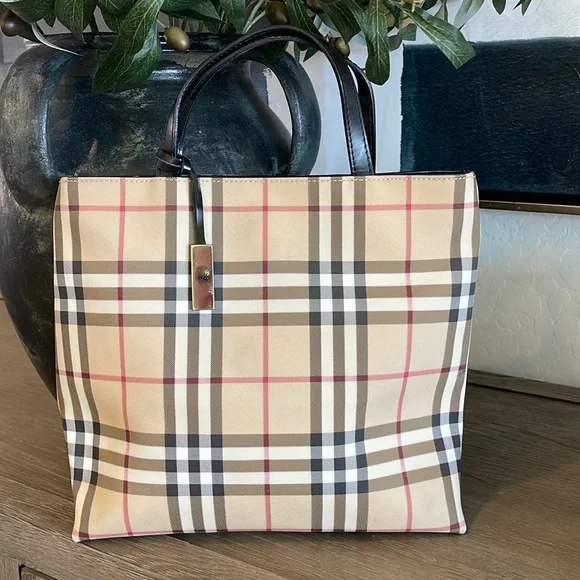 バッグ BURBERRY NovaCheck Tote Bag Canvas Beige Explore a Burberry Beige Canvas Nova Check Tote Bag